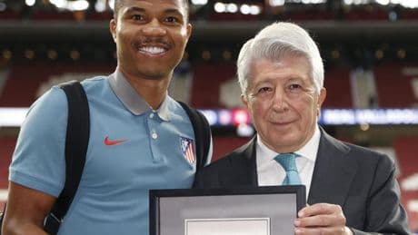 Reinildo recibió su placa centenaria, con el futuro más en el aire que nunca