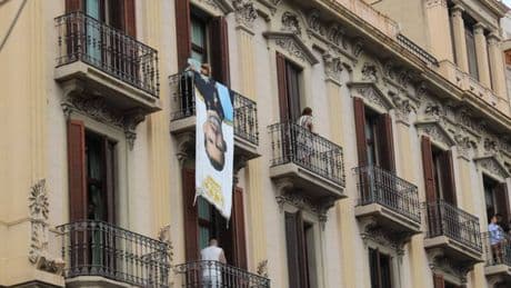 Fiesta mayor del resentimiento en el pueblo de Puigdemont con un gran cartel del Rey cabeza abajo