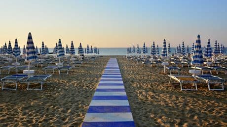 Unglück an der Adria - Frau am Strand von Planierraupe getötet