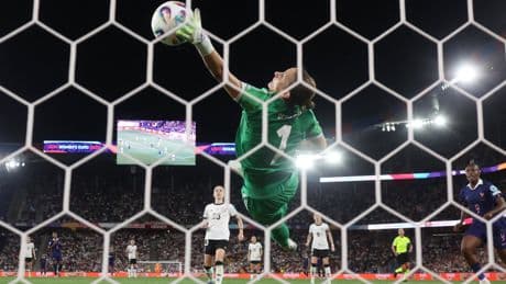 Alemania resiste con una jugadora menos hasta la tanda de penaltis y se cita con España