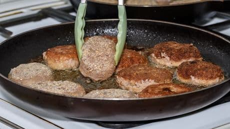 Nie wieder trocken: So werden Frikadellen knusprig wie vom Sternekoch