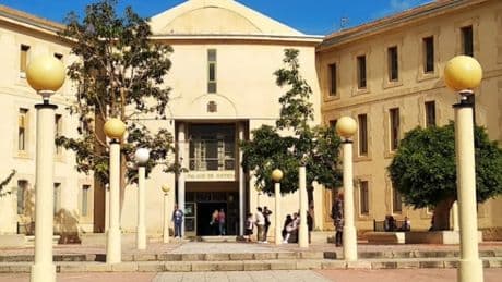 Libertad provisional para el cirujano que amputó en casa varios dedos a su padre