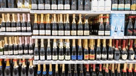 "Un signe identitaire fort": pourquoi il n'y aura plus forcément de "coiffe" sur les bouteilles de champagne