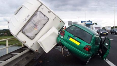 Dit moet je (niet) doen als je caravan begint te slingeren
