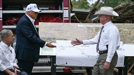 Trump op bezoek in overstromingsgebied Texas: ’Het is moeilijke te bevatten’