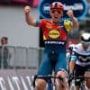 Mads Pedersen klopt Wout van Aert in sprint en verovert roze trui in Giro d’Italia