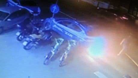 Roma, due auto della polizia incendiate nella notte: cosa sta succedendo? Forse opera di un clochard, indagini in corso