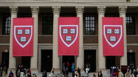 Harvard klagt gegen Einreiseverbote für Studenten aus dem Ausland
