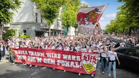 Anhänger von Arminia und VfB: Pokalfinale: Fans laufen zum Stadion - Stimmungsmacher Löw