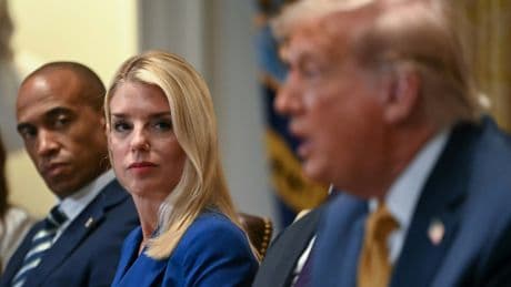 Dans la tourmente, l'administration Trump veut publier des documents de l'affaire Epstein