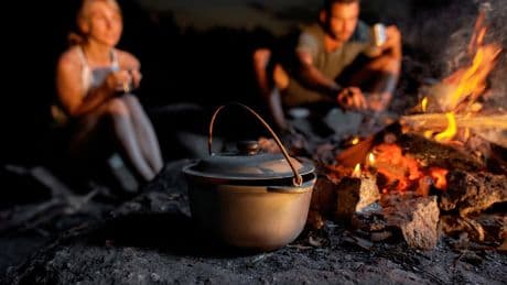 Dutch Oven: Kochen beim Campen: Wie Sie in der Wildnis ein Festmahl zaubern