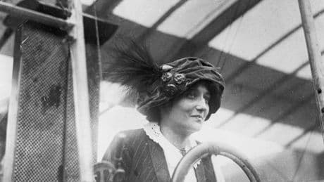 Le 8 mars 1910, Élisa Deroche devient la première femme à obtenir le brevet de pilote