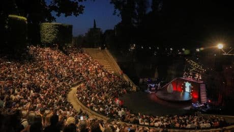 Gira el mundo con las estaciones en la inauguración del Grec