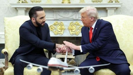 Trump “estudia” enviar a condenados de EE.UU. a cárceles de El Salvador