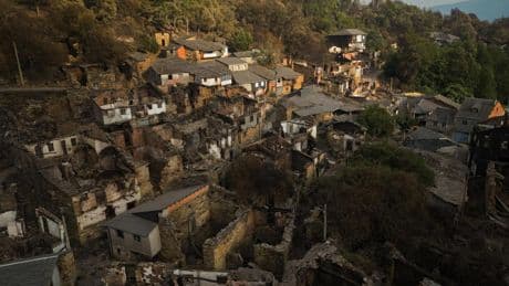 La devastación aflora mientras se lucha contra las llamas