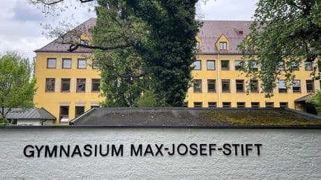 Identitäre Bewegung: Rechtsextreme verteilen Flugblätter an Münchner Schulen