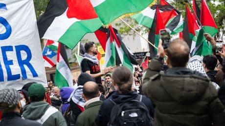 Nahost-Konflikt: Propalästinensische Demonstration – Polizei mit Wasserwerfer