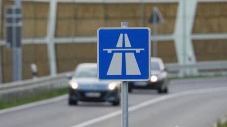 Autobahn: Unbekannte werfen Gegenstände auf A1 - 13 Autos beschädigt