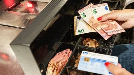 Bargeld abheben im Supermarkt: Das sind die Vor- und Nachteile