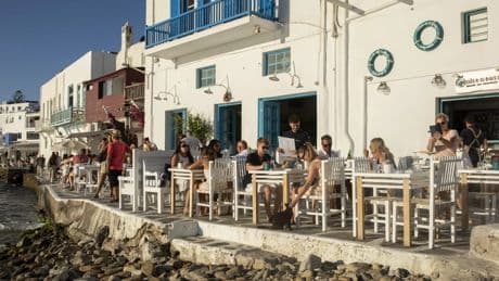 Indignación entre los turistas de un popular bar de Mykonos que "cobra 100 euros por una cerveza"