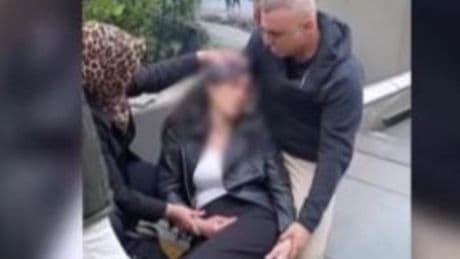 Üzerine reklam panosu düştü