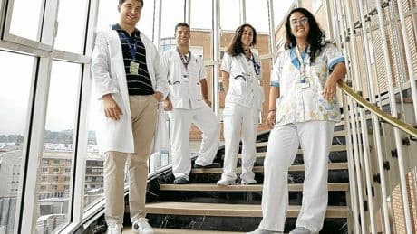 La nueva generación de médicos vascos: Osakidetza comienza a formar a 566 residentes de primer año