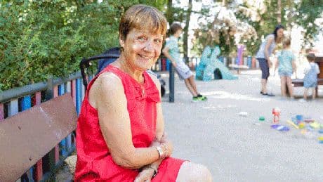 Los abuelos, canguros sobrevenidos de sus nietos en verano: &quot;Verle crecer es la mayor satisfacción&quot;