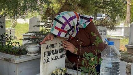 Anneler Günü'nü bebeğinin mezar taşını öperek geçirdi