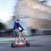 Verkehrsunfall in Berlin-Rudow : Autofahrer fährt 18-jährigen E-Scooter-Fahrer an
