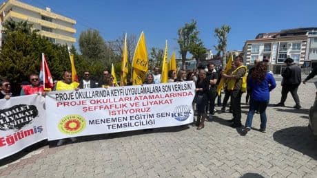 Menemen Şehit Ahmet Özsoy Fen Lisesinde öğretmenlerin açığa alınması protesto edildi