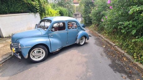 «Elle peut monter jusqu’à 120 km/h» : Grégory a bricolé sa 4CV pour pouvoir conduire sur autoroute