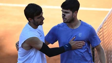 Horario y dónde ver el Carlos Alcaraz - Lorenzo Musetti de la semifinal de Roland Garros por TV y online en España