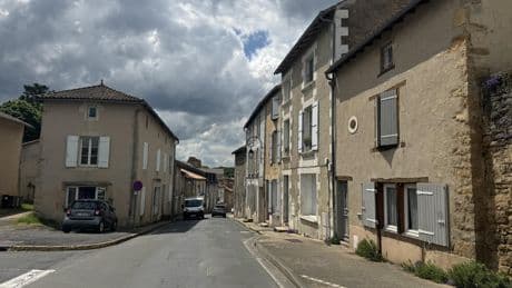 «Qu’on la retrouve à cet endroit, ça paraît bizarre» : le village de Vivonne bouleversé après la découverte d’Agathe Hilairet
