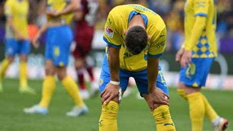 In der 38. Minute holt Braunschweigs Trainer drei Spieler vom Feld