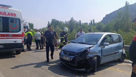 Amasya'da otomobil, demir bariyerlere çarptı: 4 yaralı