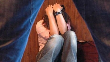 Abusa per anni del figlio della coppia che lo ospita, poi si trasferisce in Canada (e continua a perseguitarlo): arrestato 30enne romano
