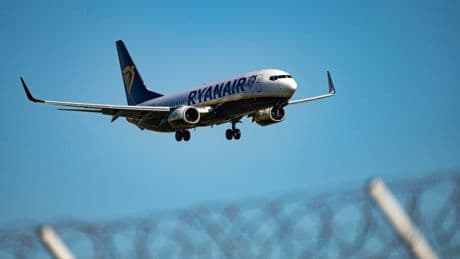 Si la pregunta es "puedo llevar una maleta de mano gratis con Ryanair", la respuesta de la justicia es: depende