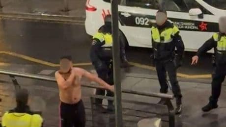 Amenaza a los municipales de Bilbao con cortarse el cuello en San Francisco