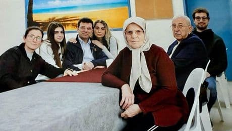 Cezaevinden ilk kare: Ekrem İmamoğlu ailesiyle açık görüşte buluştu