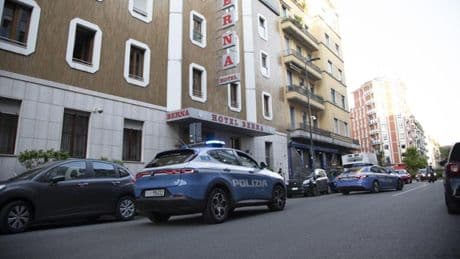 Giallo in hotel: uomo accoltellato e donna scomparsa. Scatta la caccia al killer evaso dal carcere