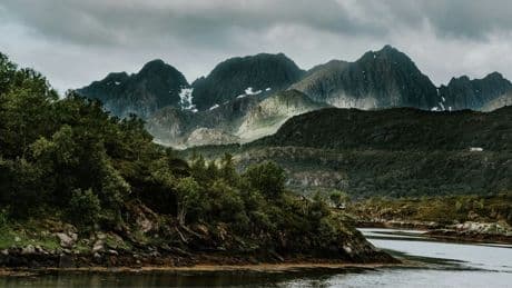 Il se casse la jambe dans la montagne norvégienne et survit une semaine sans eau et sans nourriture
