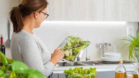 Should I Be Washing My Bagged Lettuce Or Not?