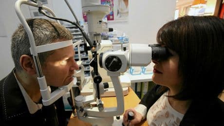 « Je suis ophtalmologue, et voici 12 habitudes qui abîment vos yeux sans que vous en ayez conscience »
