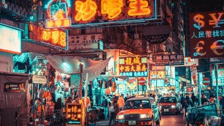 Así es la ciudad con más densidad de población del mundo: una jungla de cemento en Hong Kong