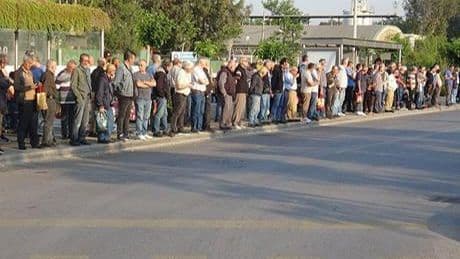 İzmir’de 23 bin işçi greve çıktı! Otobüs duraklarında metrelerce kuyruk oluştu