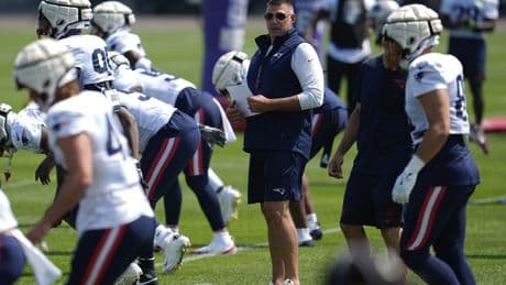Mike Vrabel steps into stop Patriots training camp fight — again