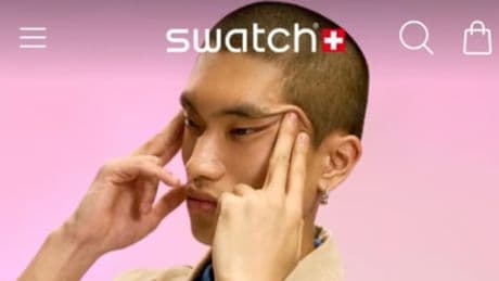 Un mannequin tirant les coins de ses yeux: Swatch s'excuse pour une publicité jugée raciste envers les Chinois