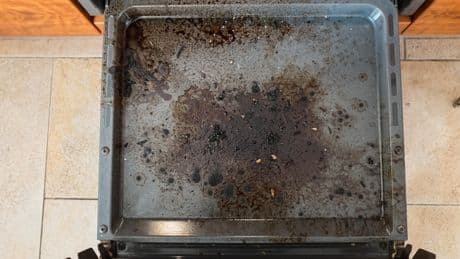 Sauberes Backblech: Ein Getränk entfernt hartnäckige Verkrustungen