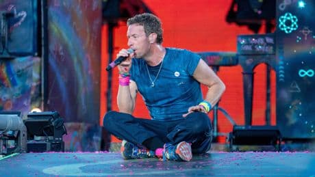 Coldplay-zanger Chris Martin betrapt vermoedelijke vreemdgangers tijdens concert: ’Of ze hebben een affaire, of ze zijn verlegen’