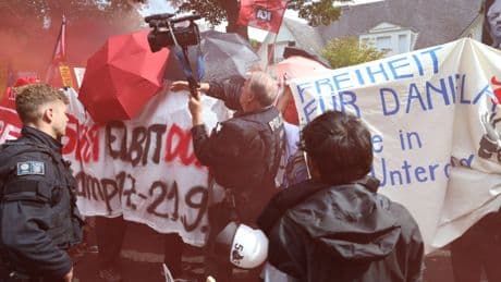 Rheinmetall: Hunderte Polizisten bei Demo gegen Armin Papperger im Einsatz